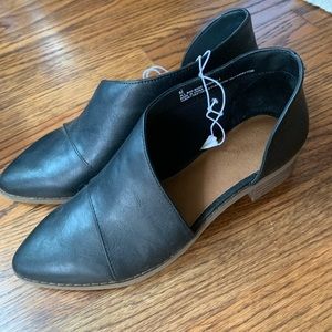 Universal threads slip ons